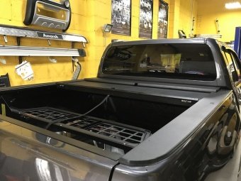 Разделитель кузова Cargo manager устанавливается совместно с крышкой Roll-N-Lock Revo для Toyota Hilux 2015-2023