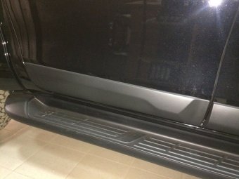 Накладки боковых дверей (черные, оригинал) Toyota Hilux 2015, 2016, 2017, 2018 годов