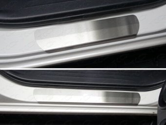 Накладки на пороги (лист шлифованный) Toyota Hilux 2015, 2016, 2017, 2018 годов