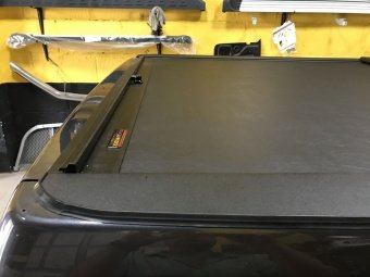 Крышка Roll-N-Lock (США) для Toyota Hilux 2015-2023