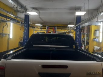 Крышка роликовая (черная) под спойлер в комплектации Adventure для Toyota Hilux 2015-2023