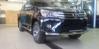 Пороги овальные с проступью Toyota Hilux 2015, 2016, 2017, 2018 годов